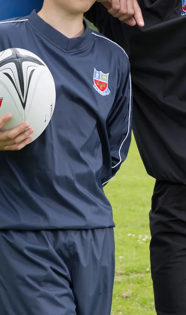 Kids Rugby Teamwear A young player takes advice from his coach during a rugby training session