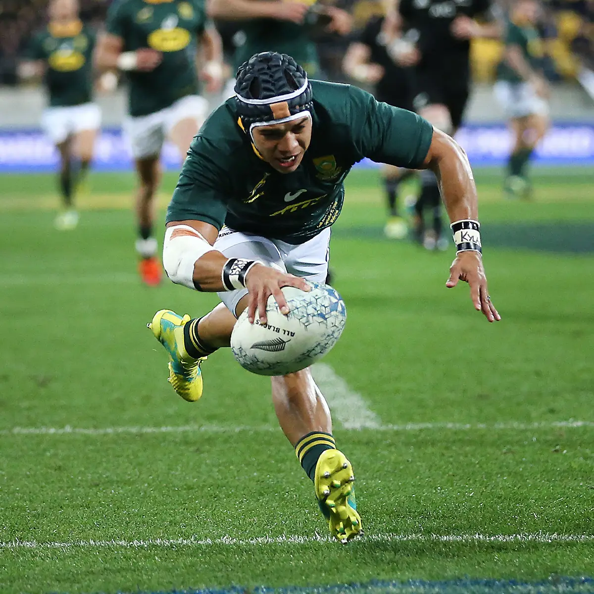 Cheslin Kolbe scoring on the international stage for South Africa against New Zealand.