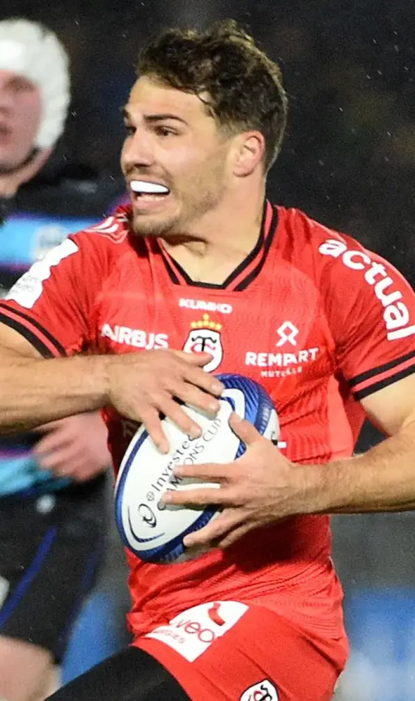 Antione Dupont carries the ball in his sides Champions Cup clash with the Glasgow Warriors.
